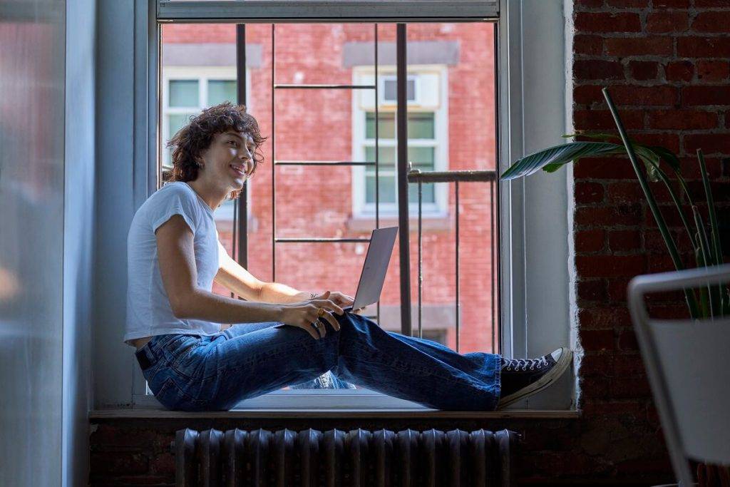 Aptauja: Darbinieki prasa attālinātu un hibrīddarbu