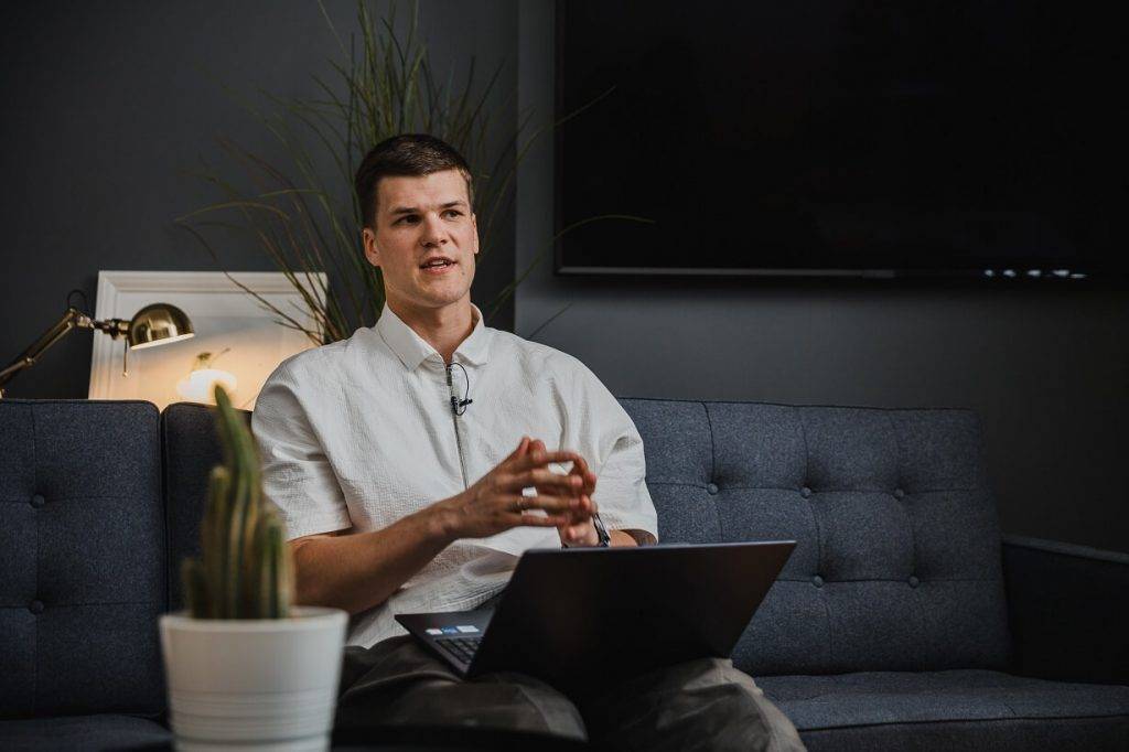 48 % iedzīvotāju bieži strādā attālināti: lielākie izaicinājumi – ergonomika un privātā laika robežu nojukšana 5 48 % iedzīvotāju bieži strādā attālināti: lielākie izaicinājumi – ergonomika un privātā laika robežu nojukšana