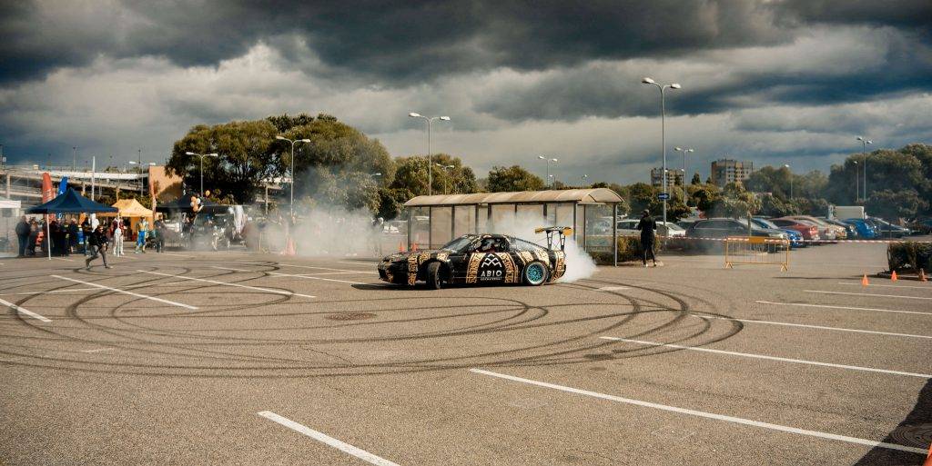 Ar kūpošām riepām aizvadīta "Latvijas Gada auto testa diena Molā" 31 Ar kūpošām riepām aizvadīta "Latvijas Gada auto testa diena Molā"