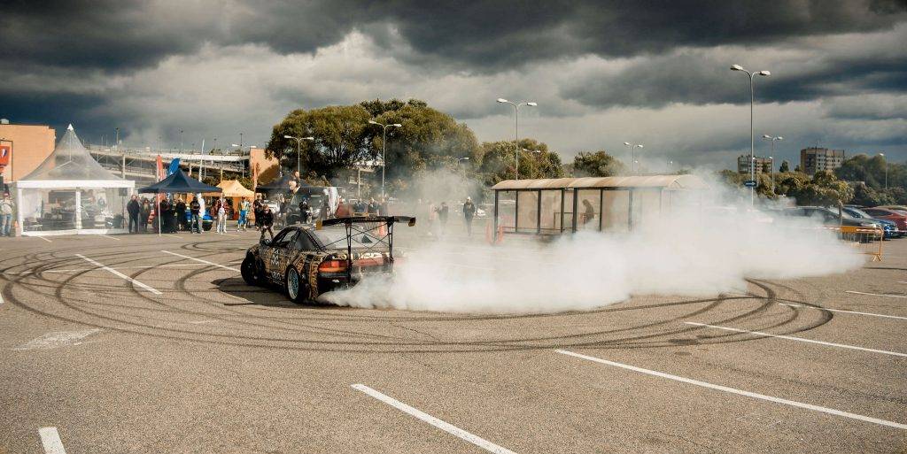 Ar kūpošām riepām aizvadīta "Latvijas Gada auto testa diena Molā" 39 Ar kūpošām riepām aizvadīta "Latvijas Gada auto testa diena Molā"