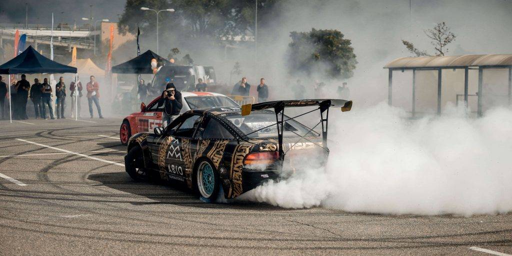 Ar kūpošām riepām aizvadīta "Latvijas Gada auto testa diena Molā" 11 Ar kūpošām riepām aizvadīta "Latvijas Gada auto testa diena Molā"