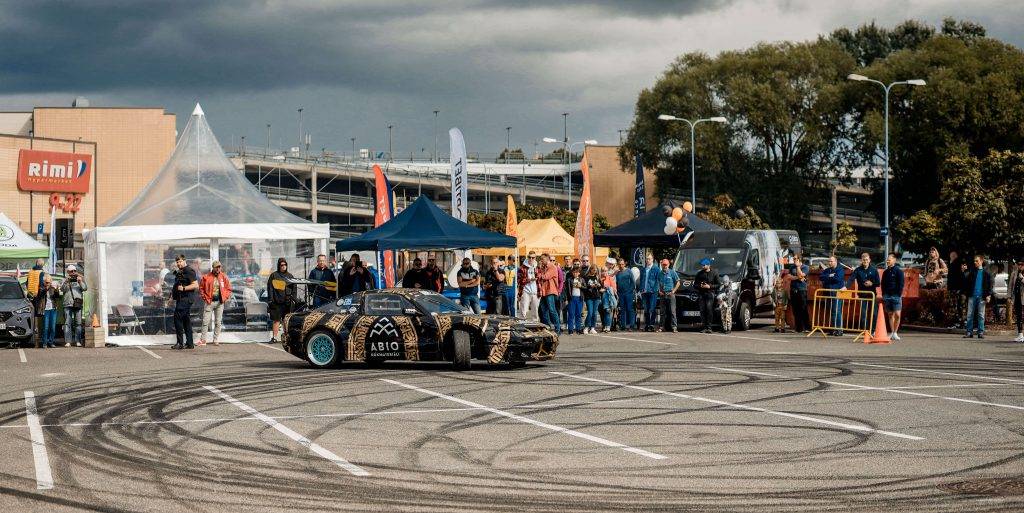 Ar kūpošām riepām aizvadīta "Latvijas Gada auto testa diena Molā" 28 Ar kūpošām riepām aizvadīta "Latvijas Gada auto testa diena Molā"