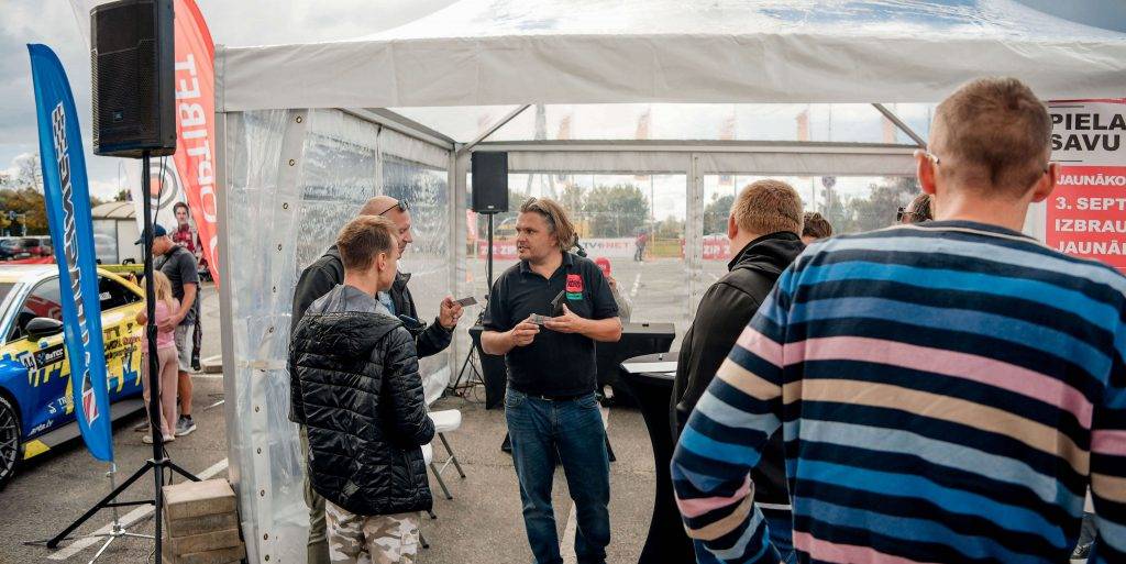 Ar kūpošām riepām aizvadīta "Latvijas Gada auto testa diena Molā" 26 Ar kūpošām riepām aizvadīta "Latvijas Gada auto testa diena Molā"
