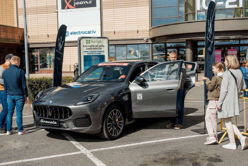 Ar kūpošām riepām aizvadīta "Latvijas Gada auto testa diena Molā" 45 Ar kūpošām riepām aizvadīta "Latvijas Gada auto testa diena Molā"