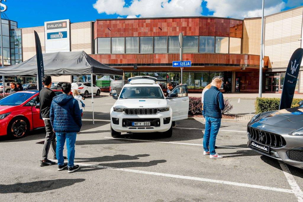 Ar kūpošām riepām aizvadīta "Latvijas Gada auto testa diena Molā" 43 Ar kūpošām riepām aizvadīta "Latvijas Gada auto testa diena Molā"
