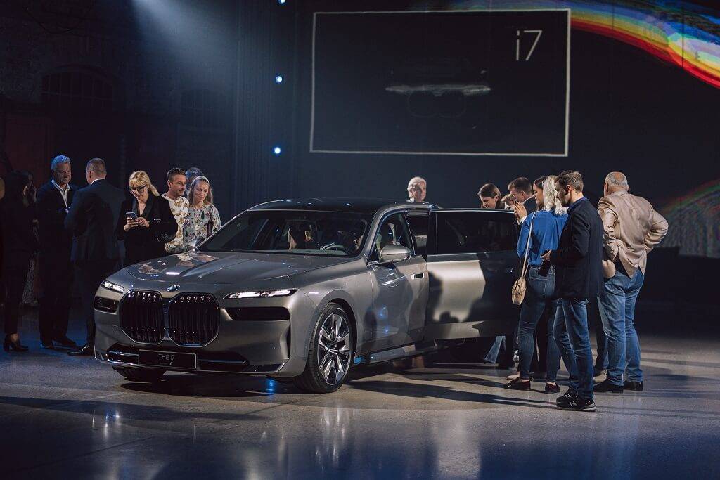 Latvijā prezentēts jaunais BMW i7