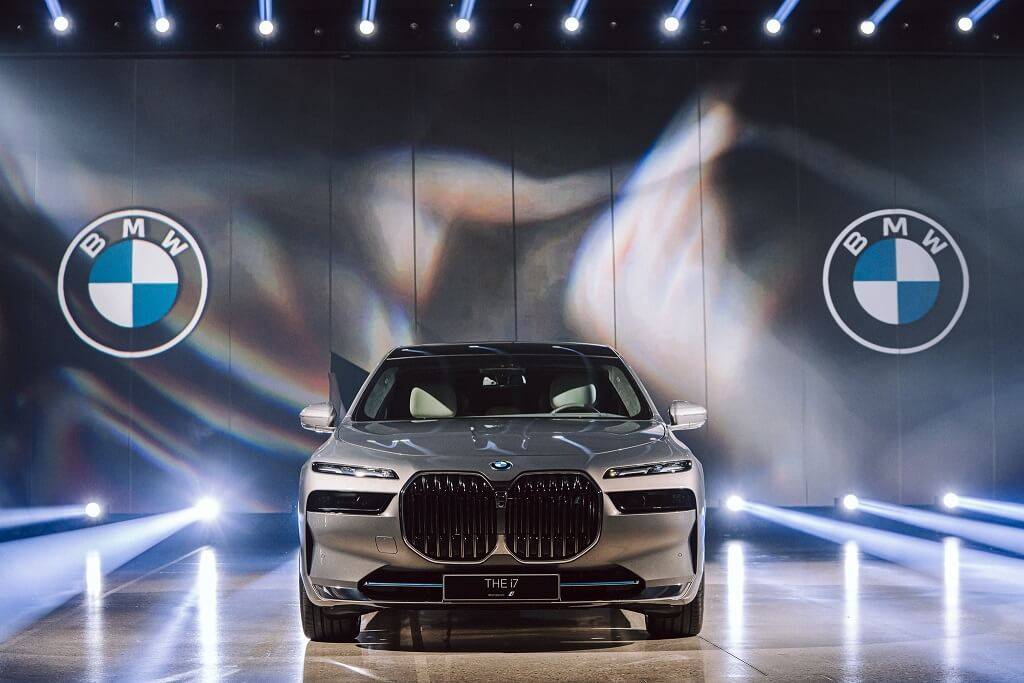 Latvijā prezentēts jaunais BMW i7