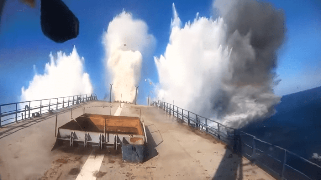 ASV gaisa spēki demonstrēja iespaidīgu video, kurā ir redzama kuģa iznīcināšana ar GBU-31 tiešā uzbrukuma munīciju