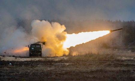 Ukrainas bruņotie spēki ar HIMARS un augstas precizitātes GMLRS šāviņu palīdzību iznīcināja Krievijas bāzi ar bruņumašīnām