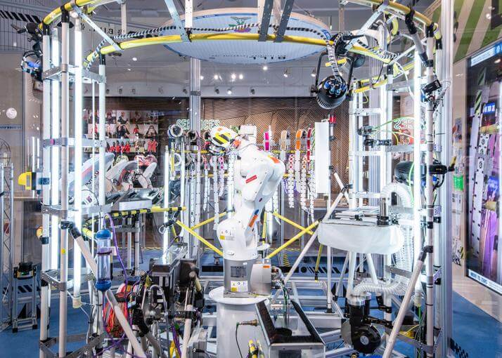 Nike iepazīstināja ar robotu B.I.L.L., kas var tīrīt un salabot apavus