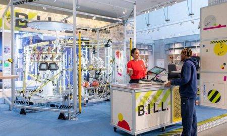 Nike iepazīstināja ar robotu B.I.L.L., kas var tīrīt un salabot apavus