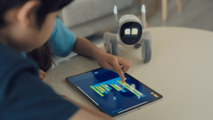 Robotiņš Loona, kas var priecāties, šķaudīt, skrāpēt, bītot un pat dejot