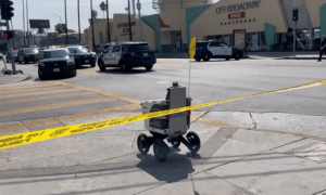 Uber piegādes robots iekļūst nozieguma vietas epicentrā