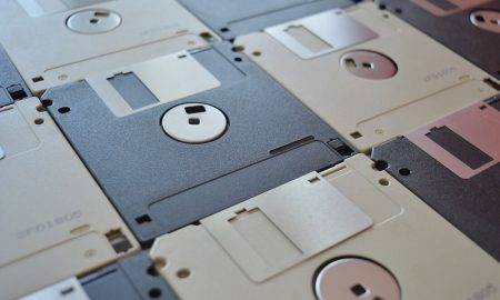 ASV uzņēmums vada veiksmīgu biznesu, pārdodot 90. gadu disketes. Kam tās šodien vajadzīgas?