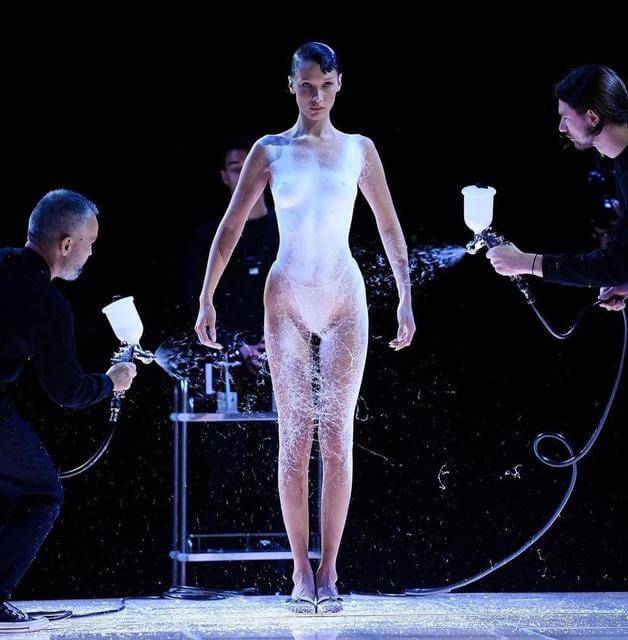 Parīzes modes nedēļā Bella Hadida bija tērpusies kleitā, kas tika uzsmidzināta (Video) 5 Parīze Modele