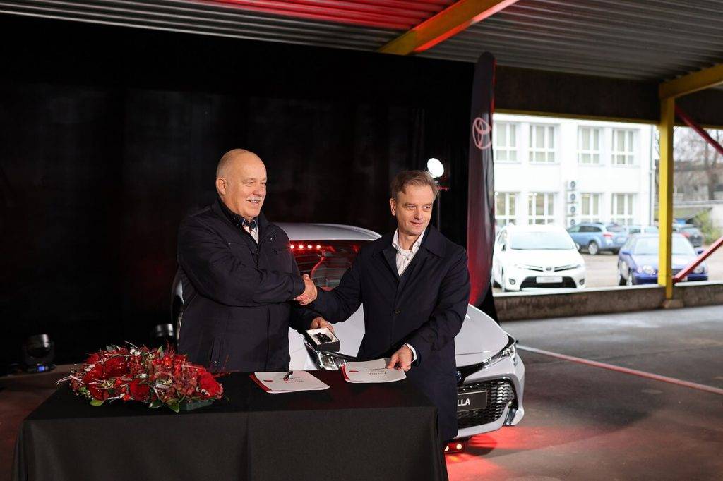 Toyota Rīgas Tehniskajai koledžai dāvina pilnīgi jaunu Corolla