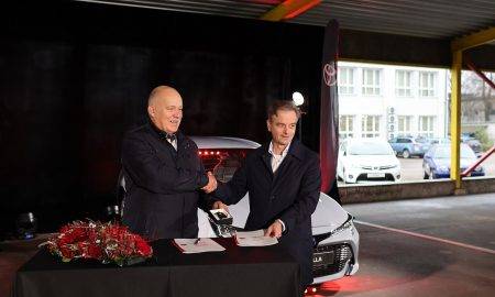 Toyota Rīgas Tehniskajai koledžai dāvina pilnīgi jaunu Corolla