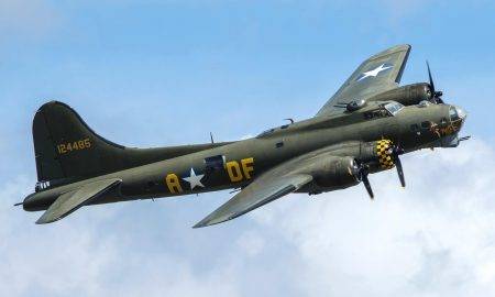 Bumbvedēja B-17 Flying Fortress sadursme ar P-63 Kingcobra Otrā pasaules kara aviācijas izstādē Wings Over Dalasā
