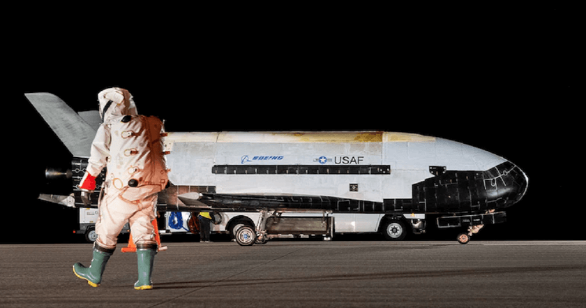 Noslēpumainais bezpilota lidaparāts Boeing X-37B pabeidz 908 dienu kosmosa misiju