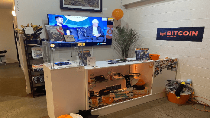 ASV atklāta Silk Road radītāja Rosa Ulbriha darbu izstāde un izpārdošana