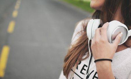 Miljards cilvēku var zaudēt dzirdi skaļas mūzikas dēļ austiņās