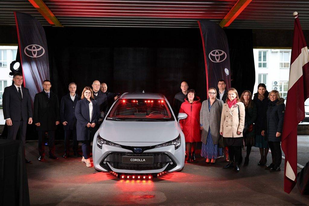 Toyota Rīgas Tehniskajai koledžai dāvina pilnīgi jaunu Corolla