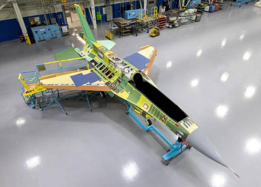 Lockheed Martin demonstrē iznīcinātāju F-16 Viper Block 70/72