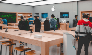 Gaišā dienas laikā desmitiem cilvēku acu priekšā aplaupīts Apple veikals