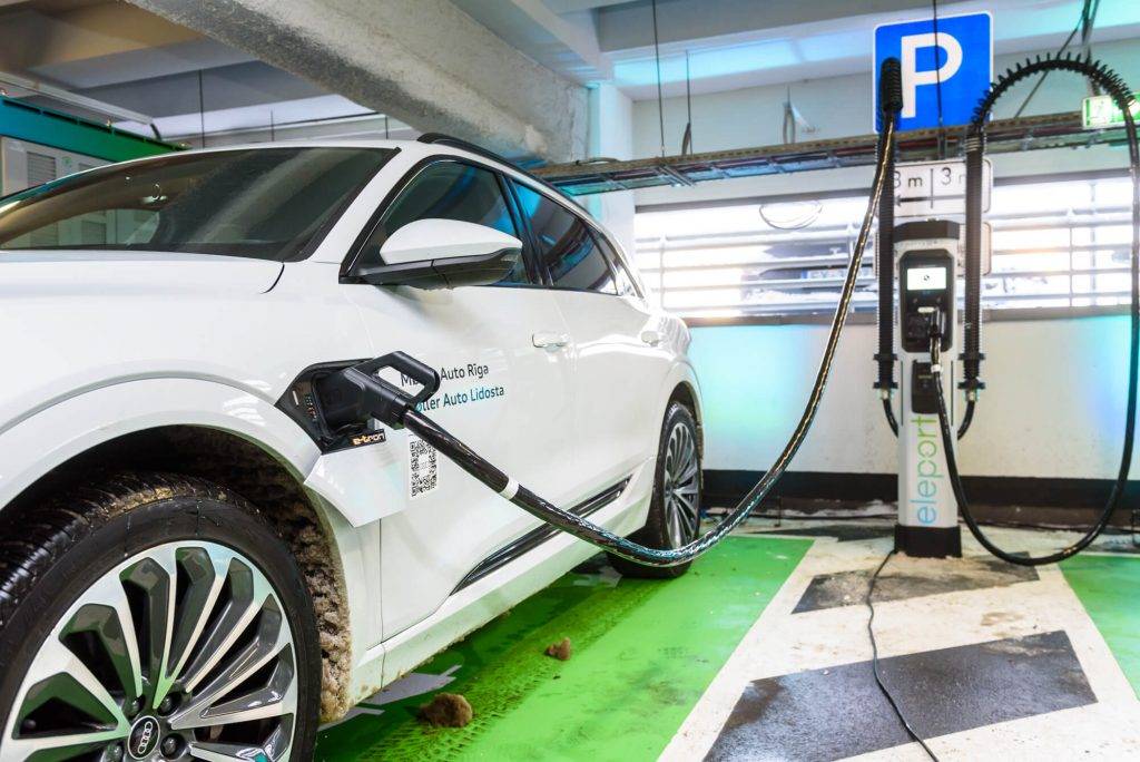 Ieguldot 150 tūkstošus eiro, Eleport atklāj līdz šim jaudīgāko elektroauto uzlādes laukumu 16 Ieguldot 150 tūkstošus eiro, Eleport atklāj līdz šim jaudīgāko elektroauto uzlādes laukumu