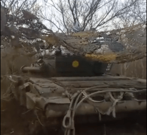 Maskēšanās tīkls un koks izglābj ukraiņu tanku T-72 no krievu bezpilota lidaparātiem (Video)