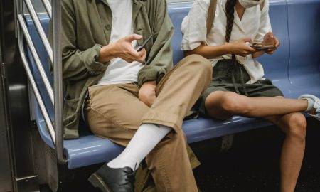 Aptauja: 80% iedzīvotājus kaitina skaļa viedtelefonu lietošana publiskās vietās