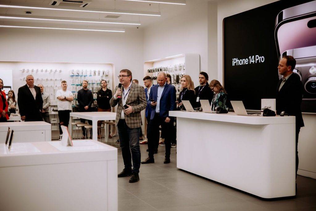 Latvijas slavenības pirmās novērtē unikālo Baltijas iDeal Apple Premium Partner veikalu