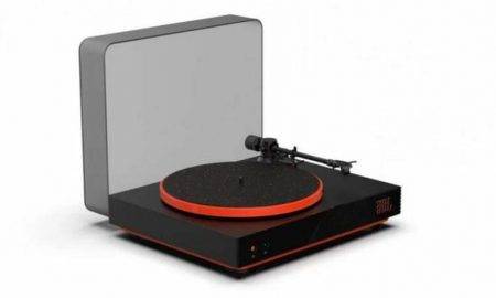 JBL Spinner BT atskaņo vinila ierakstus bezvadu skaļruņos un austiņās