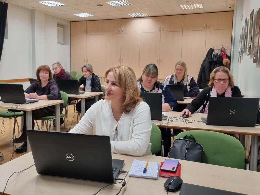 Ventspils Digitālajā centrā zināšanas apgūst pedagogi no visas Latvijas