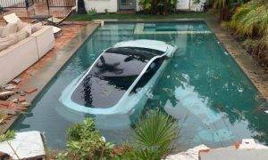 Tesla automašīnas īpašniece sajauc pedāļus un piezemējas baseinā
