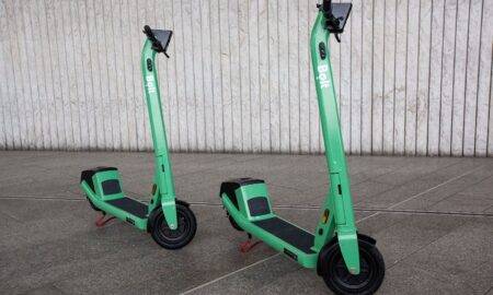 “Bolt” pētījums: 36 % Latvijas iedzīvotāju kombinē braucienus ar skrejriteni un sabiedrisko transportu automašīnas vietā