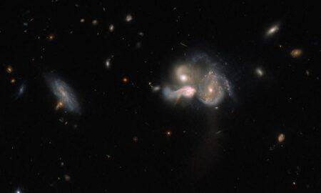 Ar Habla teleskopu atklāj trīs masīvas galaktikas, kas saplūst vienā