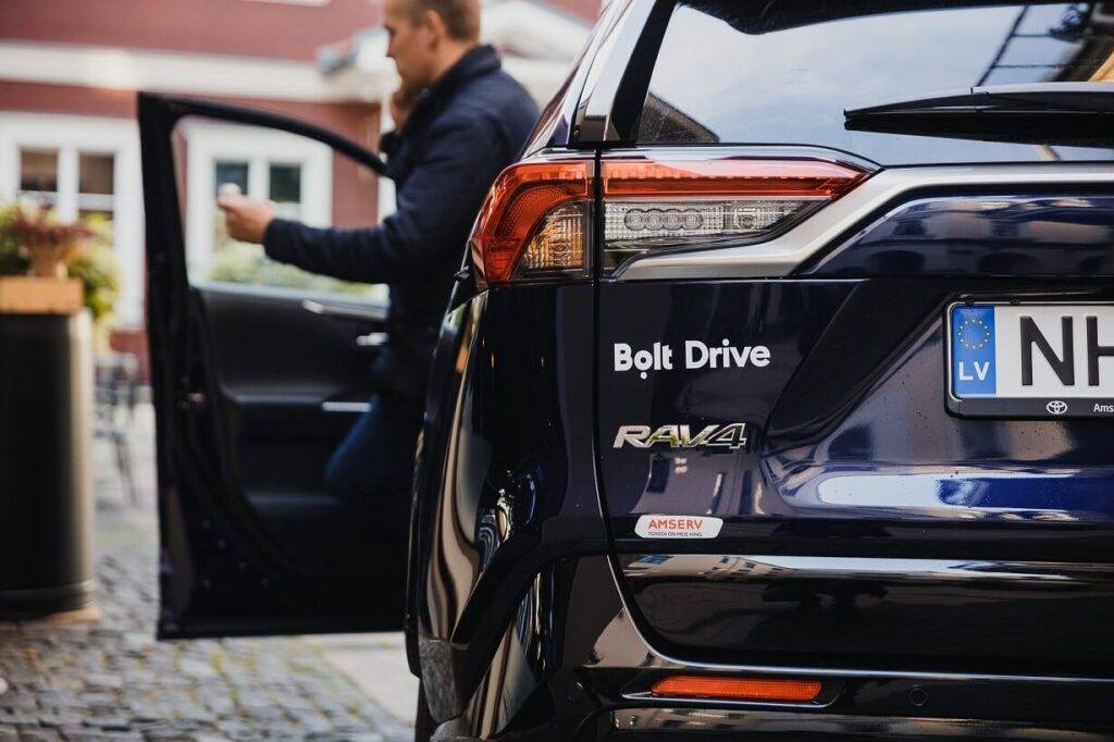 Pētījums: Iedzīvotāji privāto auto visbiežāk izmanto, lai dotos uz/no darba vai iepirkties 6 Pētījums: Iedzīvotāji privāto auto visbiežāk izmanto, lai dotos uz/no darba vai iepirkties