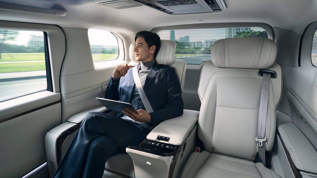 Lexus iepazīstina ar pilnīgi jauno LM 23 Lexus iepazīstina ar pilnīgi jauno LM