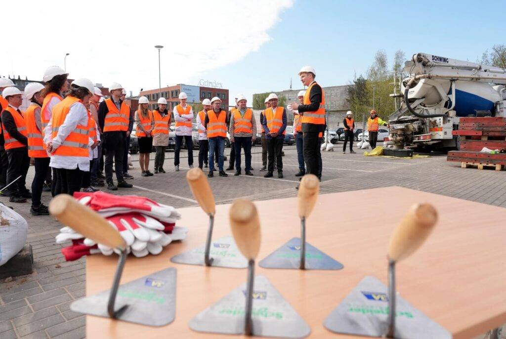 Ar pamatakmens ielikšanu “Schneider Electric” uzsāk rūpnīcas paplašināšanu 9 Ar pamatakmens ielikšanu “Schneider Electric” uzsāk rūpnīcas paplašināšanu