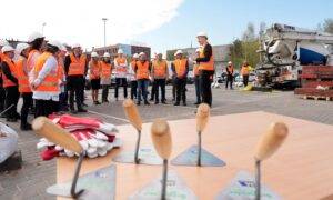 Ar pamatakmens ielikšanu “Schneider Electric” uzsāk rūpnīcas paplašināšanu