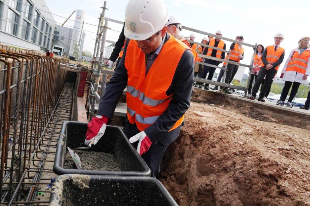 Ar pamatakmens ielikšanu “Schneider Electric” uzsāk rūpnīcas paplašināšanu 10 Ar pamatakmens ielikšanu “Schneider Electric” uzsāk rūpnīcas paplašināšanu