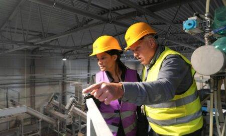 ASV Zinātnes sūtne vizītē Latvijā apmeklē CleanR plastmasas pārstrādes rūpnīcu