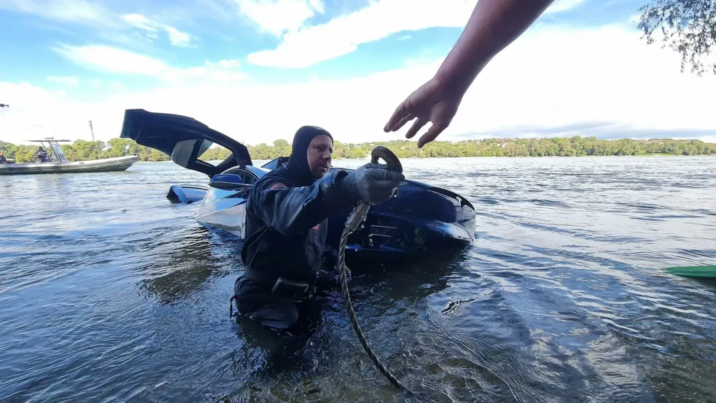 Tesla Model X īpašnieks izceļ elektromobili no Donavas un jau nākamajā dienā to pārdod par 24 000 USD 12 Tesla Model X īpašnieks izceļ elektromobili no Donavas un nākamajā dienā to pārdod par 24 000 USD