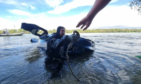 Tesla Model X īpašnieks izceļ elektromobili no Donavas un nākamajā dienā to pārdod par 24 000 USD