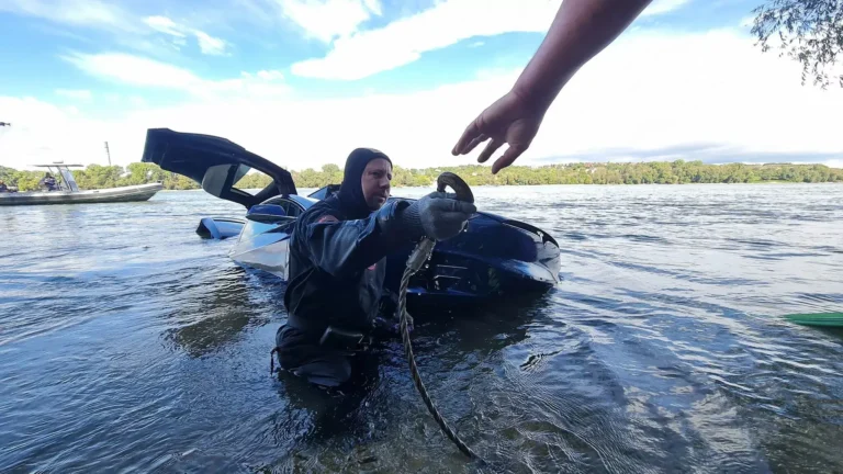 Tesla Model X īpašnieks izceļ elektromobili no Donavas un nākamajā dienā to pārdod par 24 000 USD