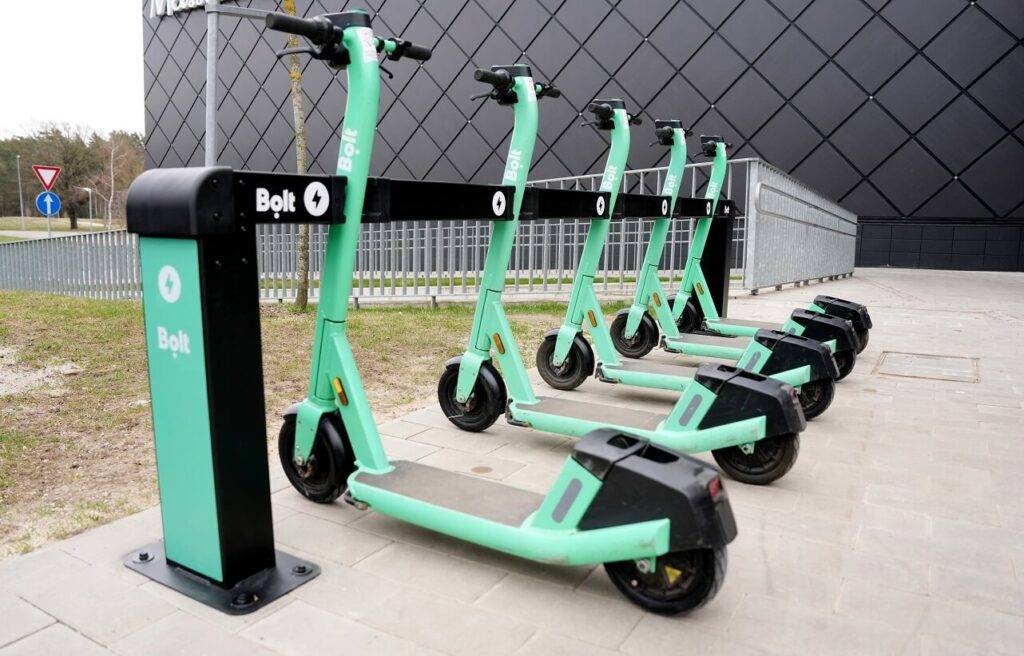 Rīgā darbību uzsāk pirmie 12 “Bolt” skrejriteņu uzlādes punkti 7 Rīgā darbību uzsāk pirmie 12 “Bolt” skrejriteņu uzlādes punkti