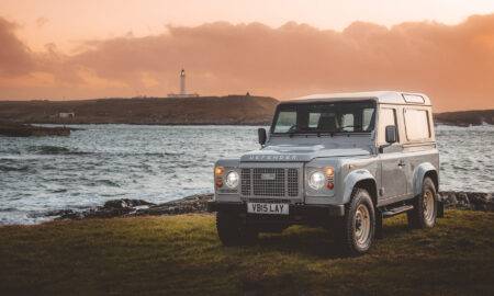 Prezentēta klasiskā Land Rover Defender īpašā versija – Works V8 Islay Edition