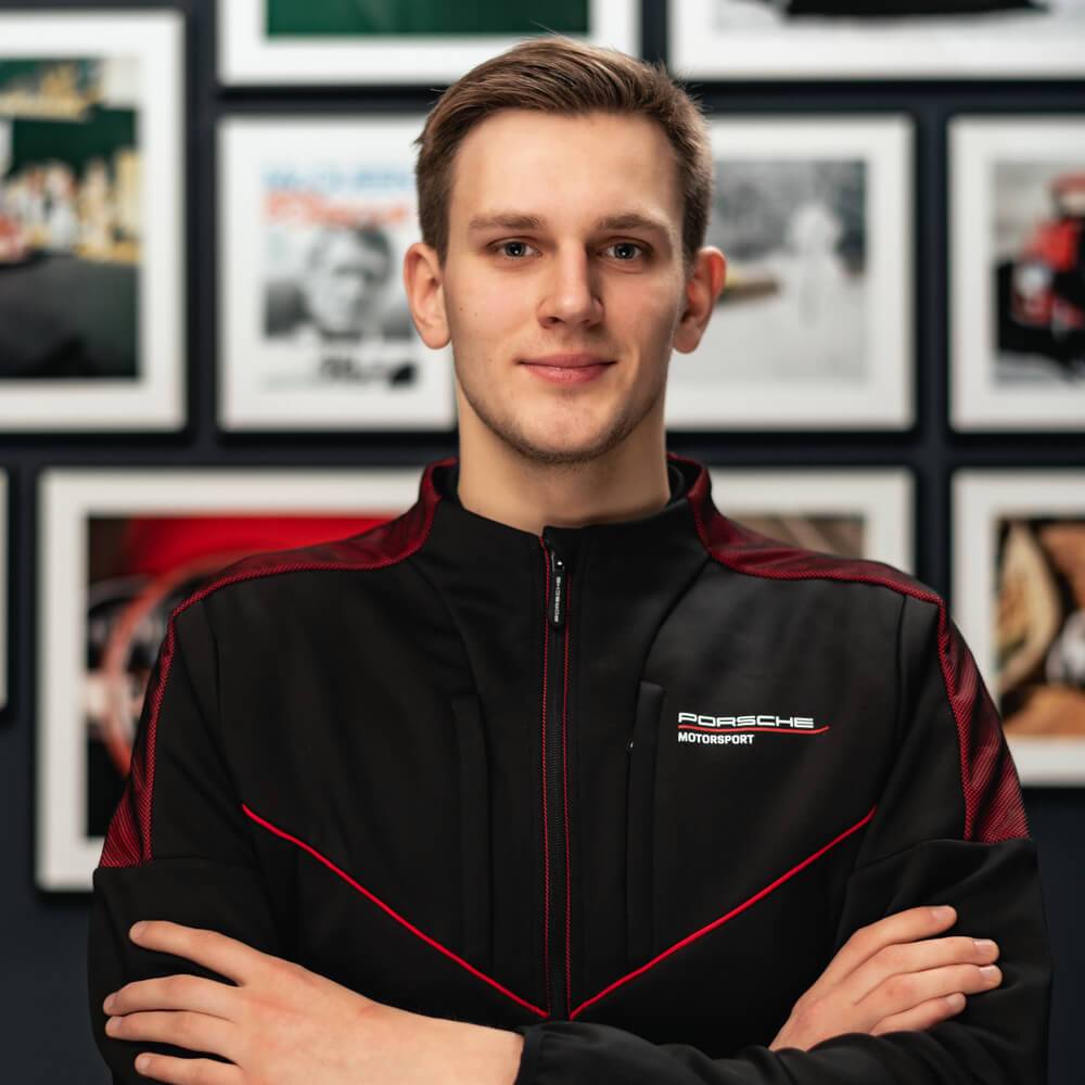 Titulētais autošosejas braucējs Valters Zviedris kļūst par Latvijas pirmo “Porsche AG” sertificēto individuālās braukšanas instruktoru 11 Titulētais autošosejas braucējs Valters Zviedris kļūst par Latvijas pirmo “Porsche AG” sertificēto individuālās braukšanas instruktoru