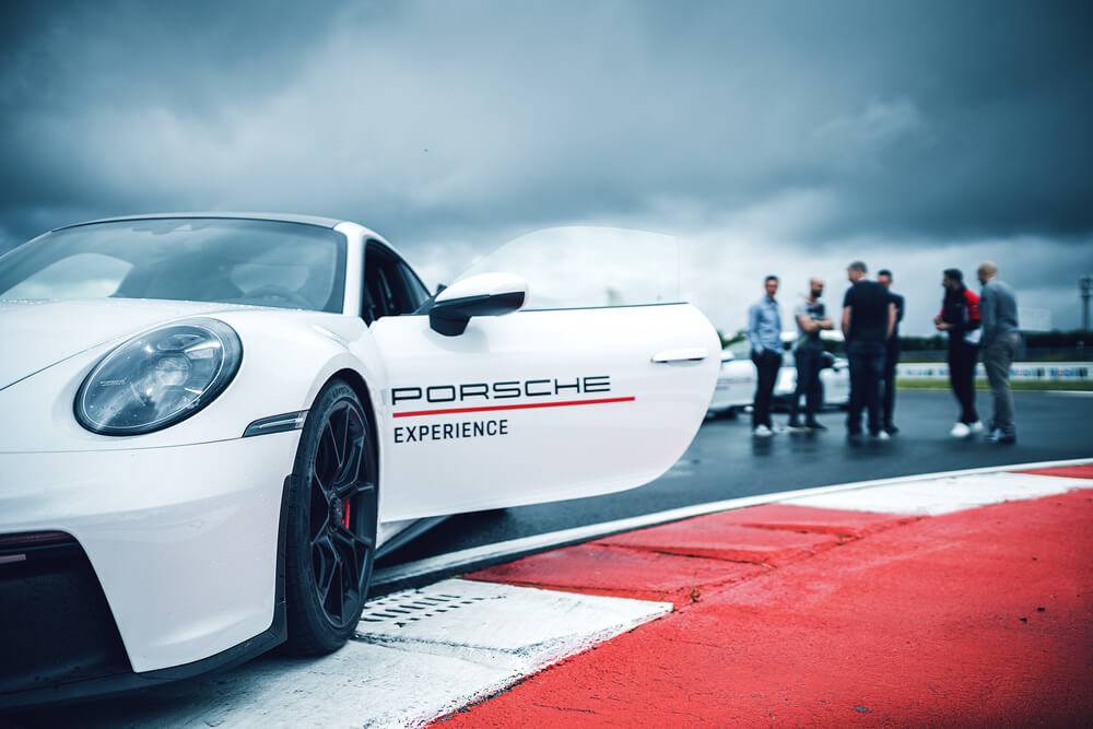 Titulētais autošosejas braucējs Valters Zviedris kļūst par Latvijas pirmo “Porsche AG” sertificēto individuālās braukšanas instruktoru 10 Titulētais autošosejas braucējs Valters Zviedris kļūst par Latvijas pirmo “Porsche AG” sertificēto individuālās braukšanas instruktoru